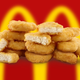 Imagen para el artículo titulado McDonald's cambia la receta de sus nuggets y sus bollos para hacerlos más saludables